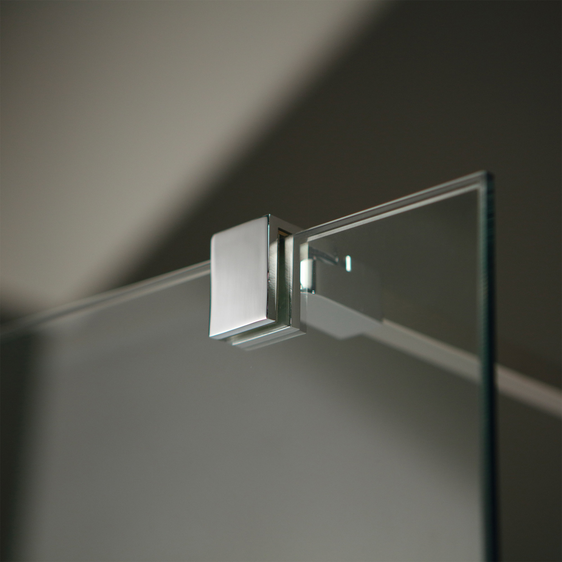 Parete doccia walk in TALLINN 140 cm cristallo trasparente 8 mm con barra snodata